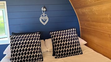 Luxury Double room with hot tub | ๊ฐ๊ฐ ๋ค๋ฅธ ์คํ์ผ์ ์ธํ
๋ฆฌ์ด, ๊ฐ๊ฐ ๋ค๋ฅด๊ฒ ๊ฐ๊ตฌ ๋น์น, ์นจ๋ ์ํธ