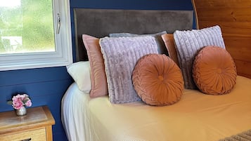 Luxury Double room with hot tub | Yksilöllisesti sisustettu, yksilöllisesti kalustettu, vuodevaatteet
