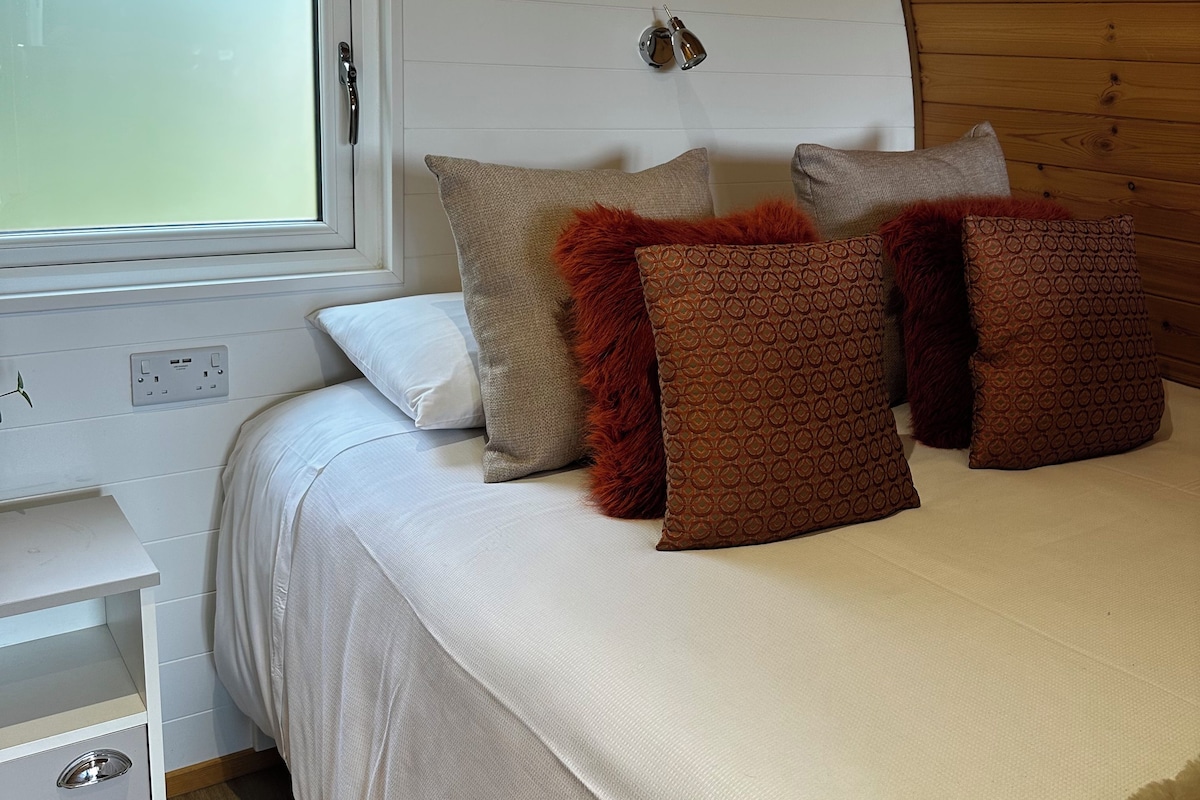 Luxury Double room with hot tub | Decoración personalizada, muebles diferentes y ropa de cama