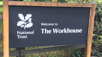 Une pancarte accueillant les visiteurs du Workhouse, qui fait partie du National Trust.