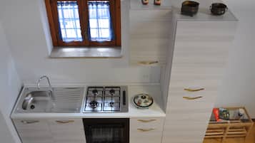 Refrigerador, horno, parrilla de estufa y cafetera y tetera