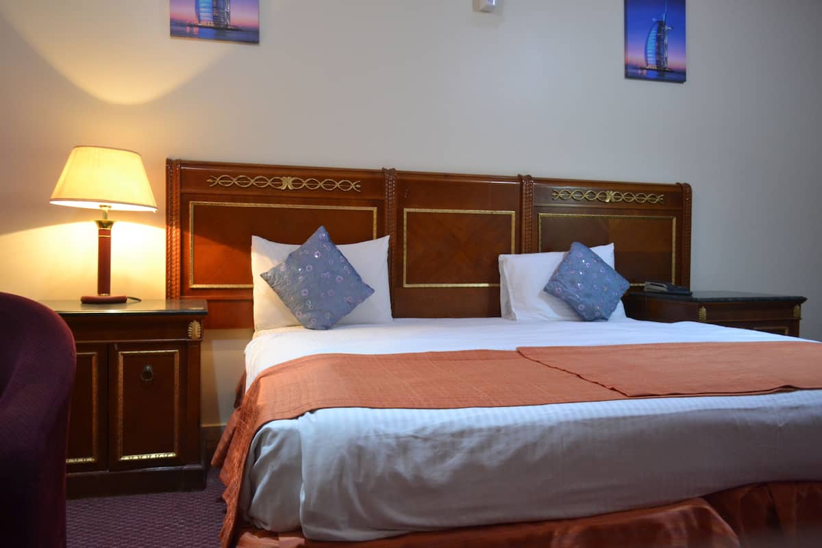 Deluxe Suite | Desk, iron/ironing board (on request), WiFi (free), bed sheets