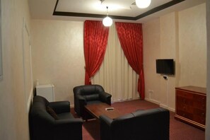 Phòng Suite Deluxe | Phòng khách | TV LED 