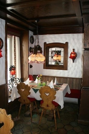 Lunch and dinner served