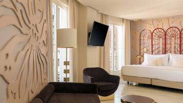 Suite (Gran Via view) | Een minibar, een kluis op de kamer, een bureau, een laptopwerkplek