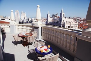 Daily buffet breakfast (EUR 19.95 per person)