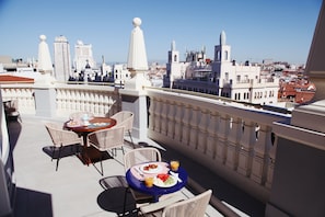 Daily buffet breakfast (EUR 19.95 per person)