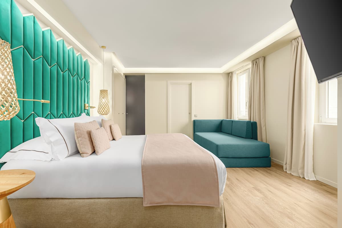 Triple Room | Minibar, in-room safe, desk, laptop workspace