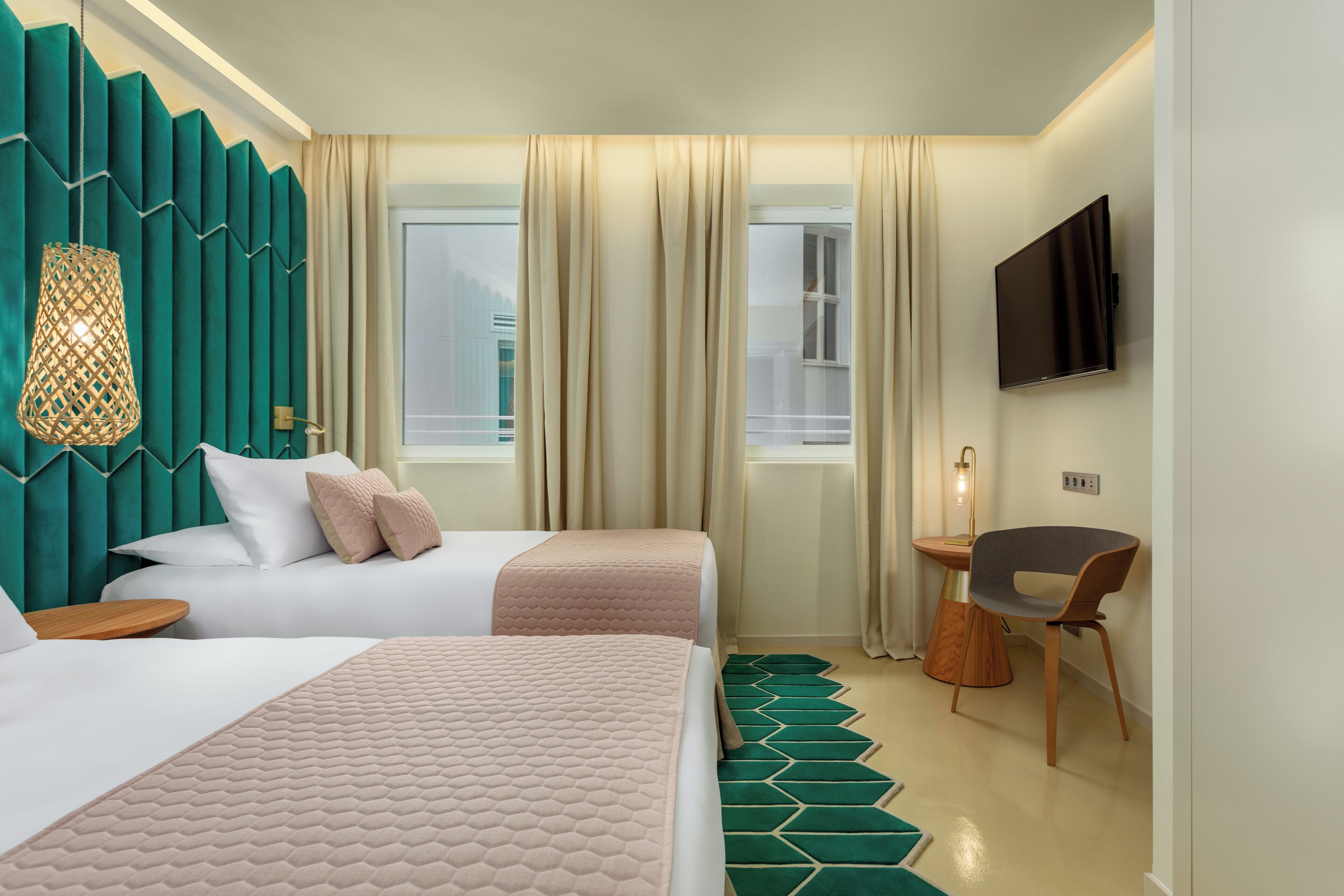 Standard Room | Minibar, in-room safe, soundproofing, free WiFi
