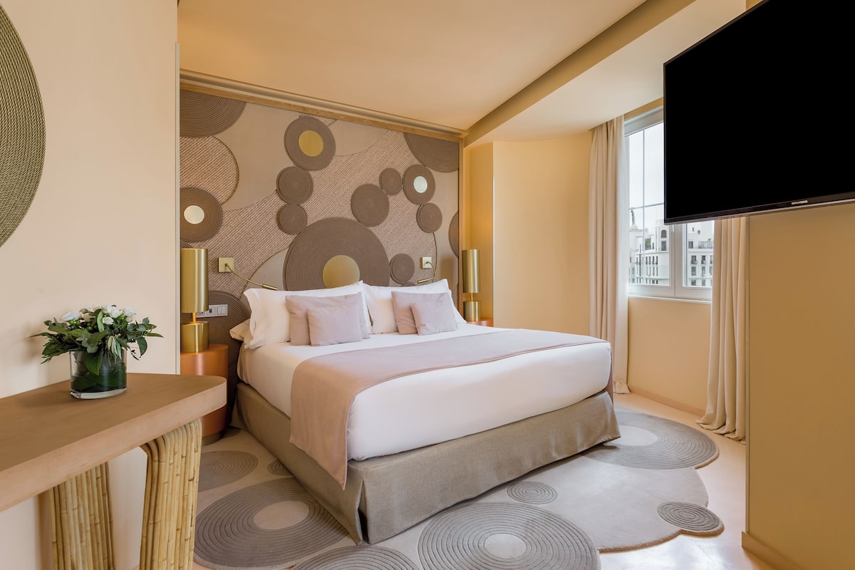 Junior Suite (Gran Via view) | Minibar, in-room safe, desk, laptop workspace