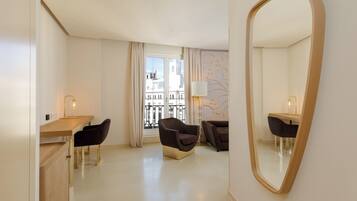 套房 (Gran Via view) | 迷你吧、客房内保险箱、办公桌、笔记本电脑工作区