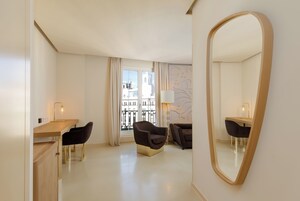 Suite (Gran Via view) | Minibar, in-room safe, desk, laptop workspace