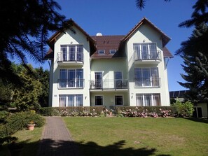 Unclassified image, 2 of 27, button