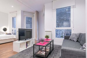 2 habitaciones, escritorio y tabla de planchar con plancha 