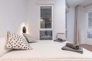 2 habitaciones, escritorio y tabla de planchar con plancha 
