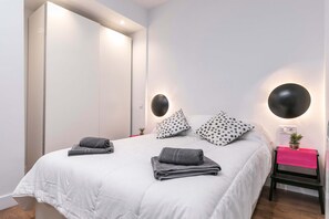 2 habitaciones, escritorio y tabla de planchar con plancha 