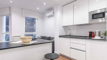 Een microgolfoven, een kookplaat, een vaatwasser