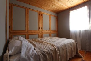 Huis | 2 slaapkamers, een bureau, een strijkplank/strijkijzer, beddengoed