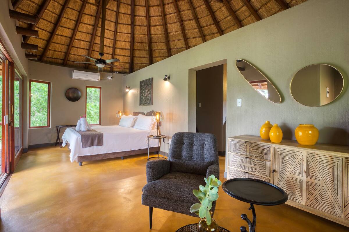 Nhà gỗ Deluxe, sân hiên, quang cảnh sông (Rondawel 3) | Minibar với thức uống miễn phí, két bảo mật tại phòng 