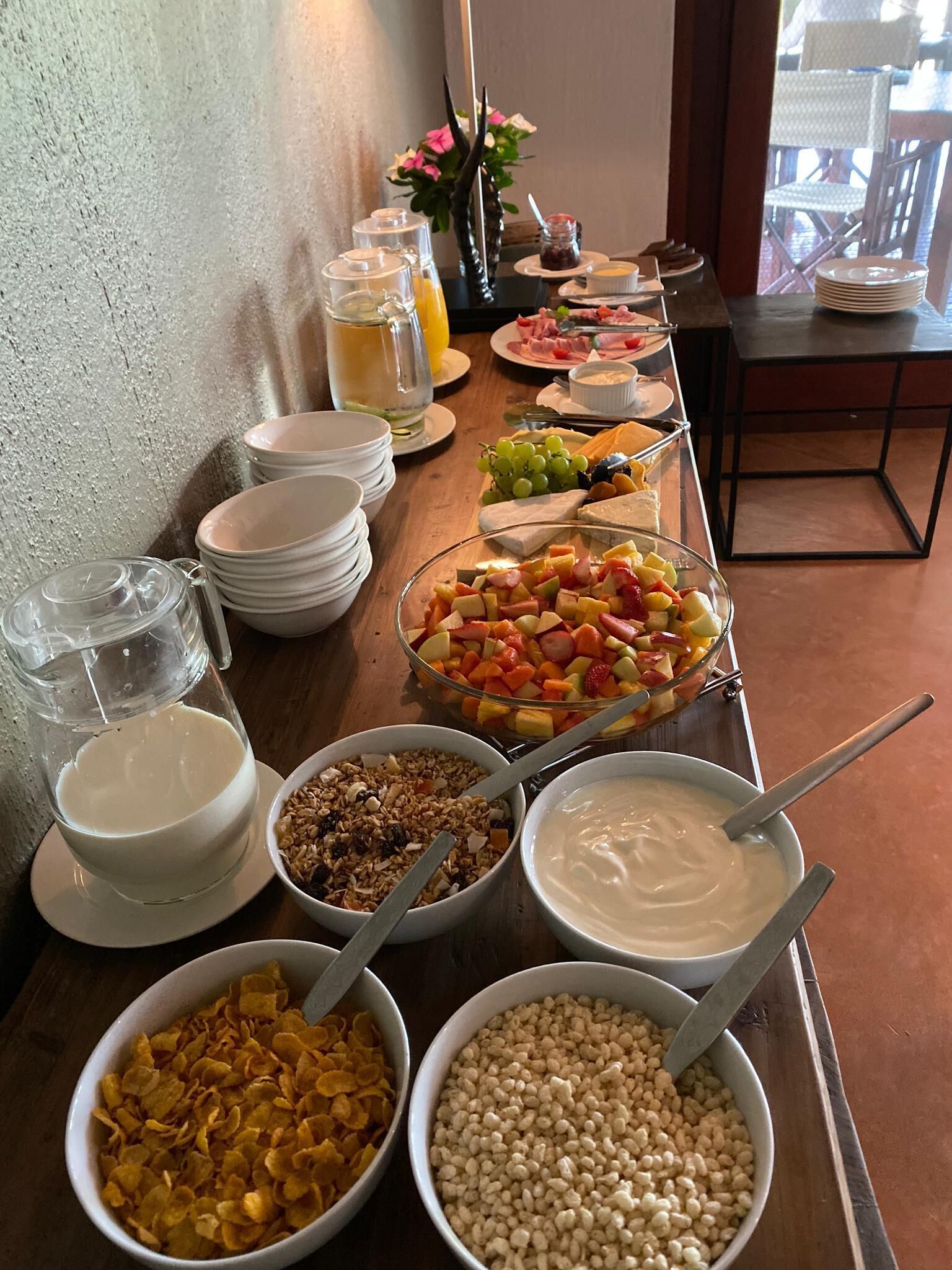 Une table de buffet proposant une variété de plats et de boissons.