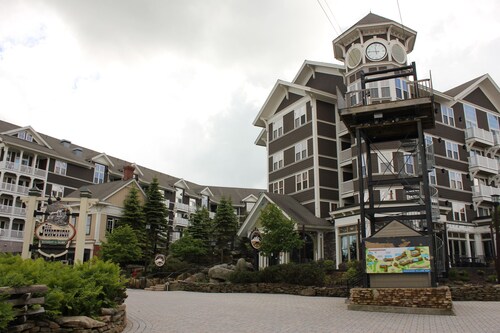 Allegheny Springs-Village-Slope access w/ walkout porch-Free Pool Use, AC