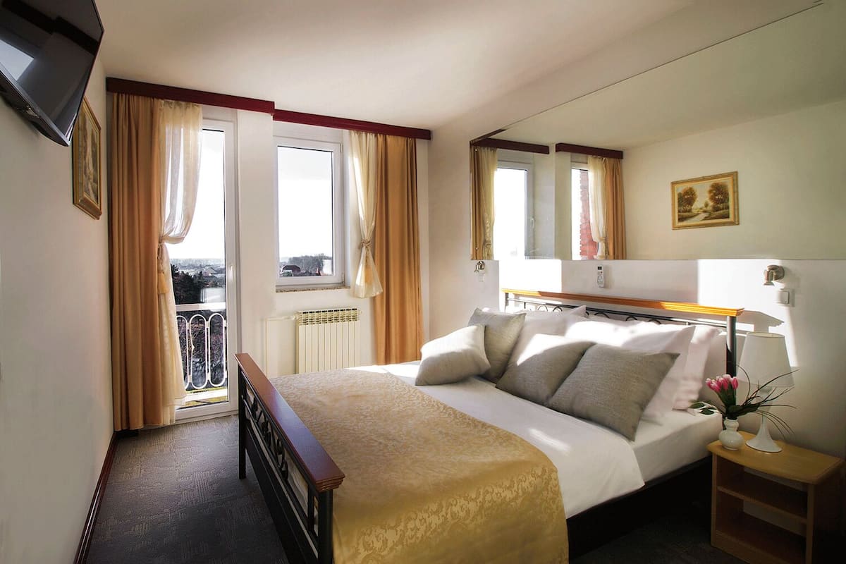 Double Room | 1 bedroom, desk, soundproofing, iron/ironing board