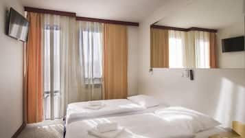 Twin Room | Desk, soundproofing, iron/ironing board, free WiFi