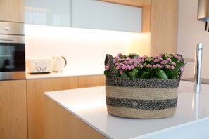 アパートメント 1 ベッドルーム (Maison 4) | 専用キッチン | 大型冷蔵庫、電子レンジ、オーブン、コンロ
