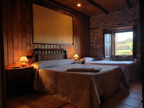 Neljän hengen huone | Vauvansängyt, ilmainen Wi-Fi, vuodevaatteet