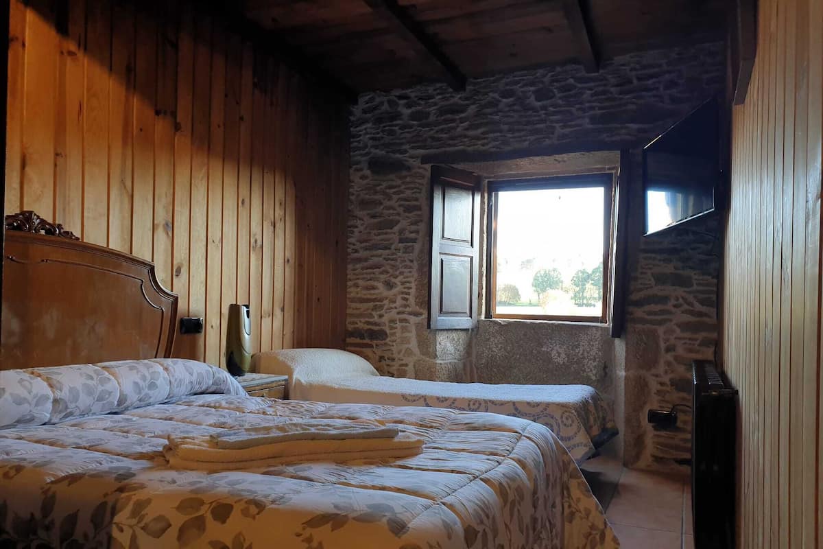 Triple Room | Cribs (surcharge), WiFi (free), bed sheets