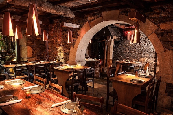 Déjeuner et dîner servis sur place