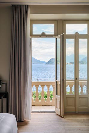 Suite Premium, vista al lago | Ropa de cama de alta calidad, edredón y minibar