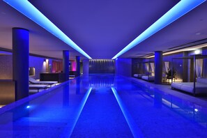 Una piscina cubierta, una piscina al aire libre de temporada