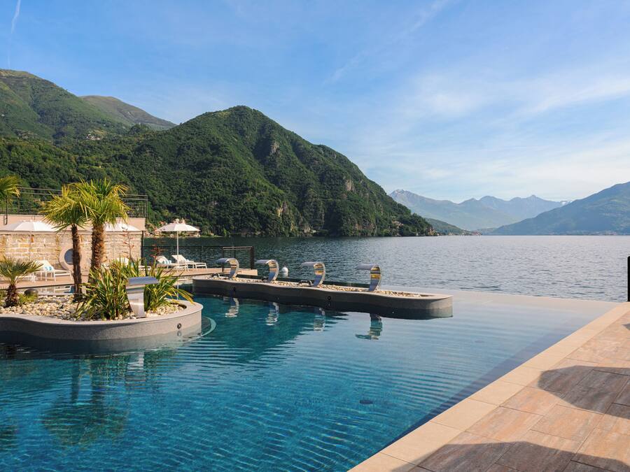 Inomhuspool och en säsongsöppen utomhuspool