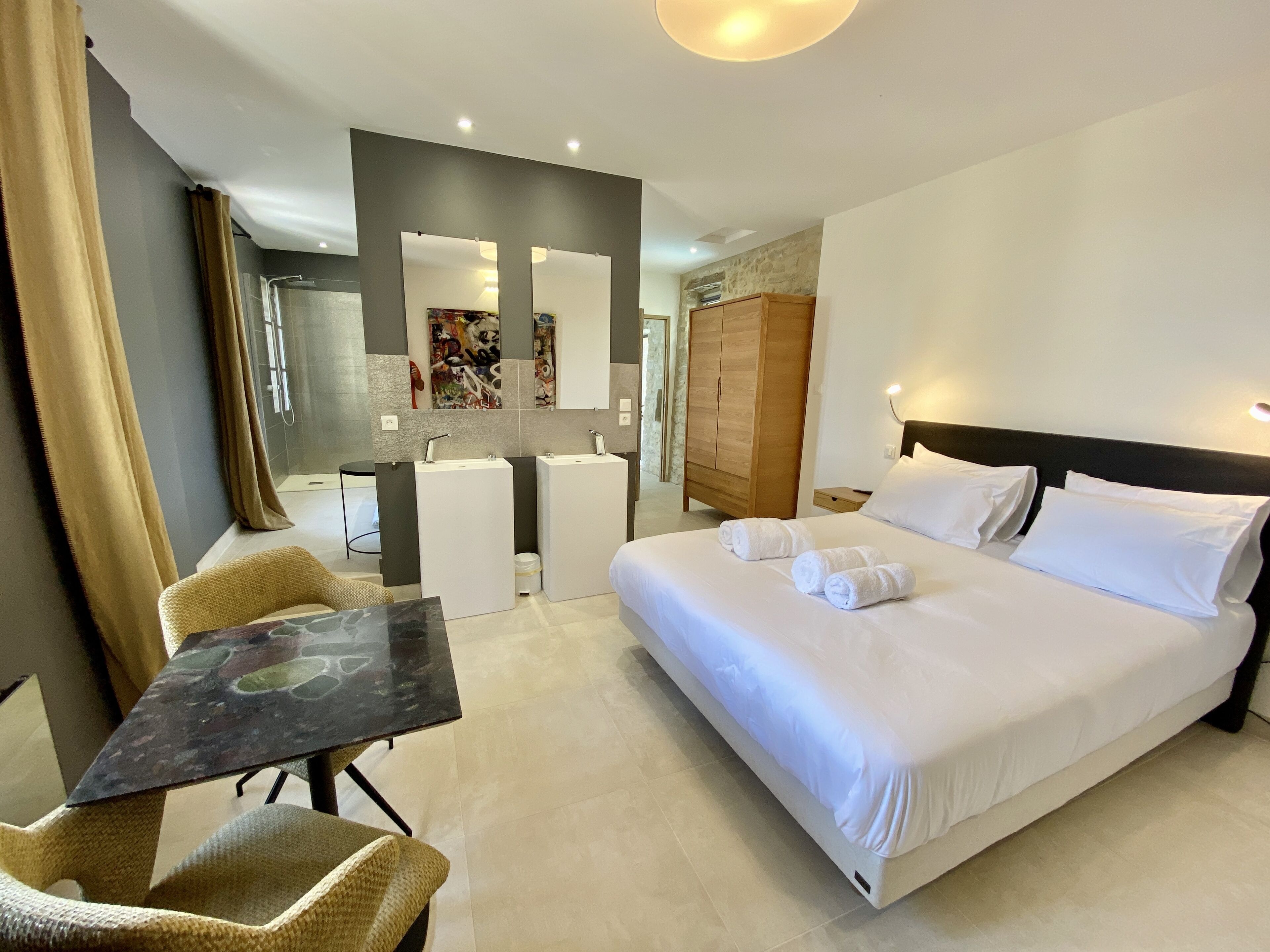 Luxury Suite, 1 Queen Bed, Jetted Tub (Graffiti) | Premium bedding, pillowtop beds, minibar, individually decorated