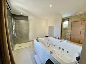 Luxury Suite, 1 Queen Bed, Jetted Tub (Graffiti) | Bathroom | Free toiletries, hair dryer, bathrobes, towels - La Maison des Vendangeurs (Martignargues)