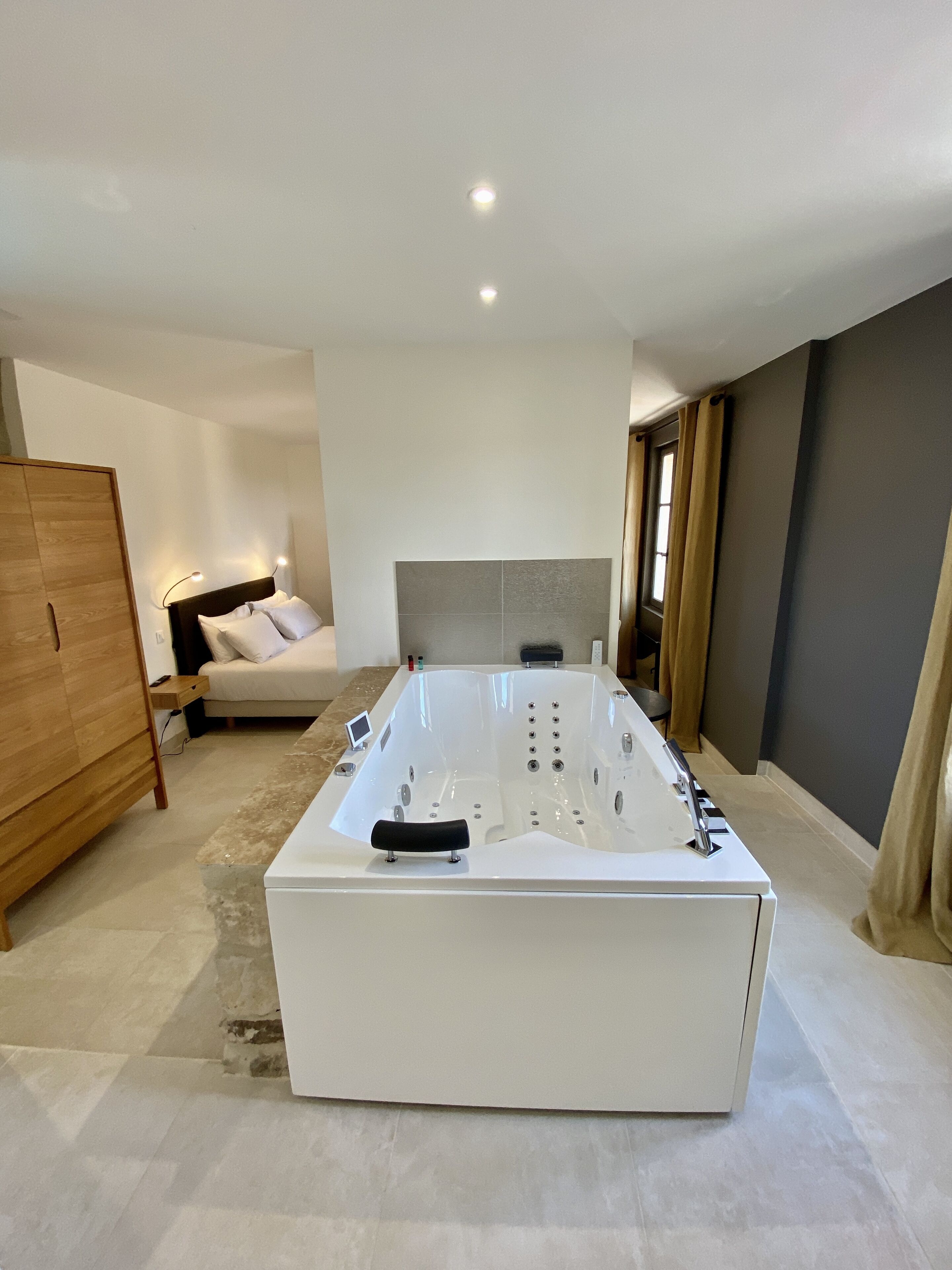 Luxury Suite, 1 Queen Bed, Jetted Tub (Graffiti) | Bathroom | Free toiletries, hair dryer, bathrobes, towels