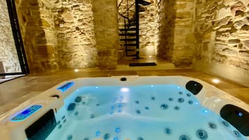 Bañera de hidromasaje privada
