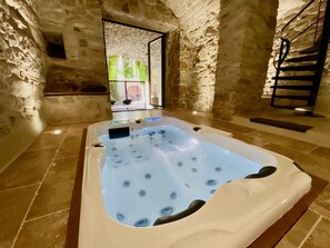 SUITE Grand Luxe SENSATION JACUZZI PRIVE | Bain à remous privé