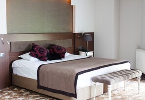 Minibar, escritorio y wifi gratis 