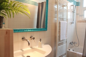 Hair dryer, towels, soap, toilet paper - Nesha Guesthouse Lisbon (Lisbon)