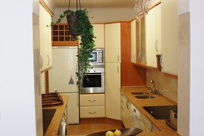 Fridge, microwave, stovetop, cookware/dishes/utensils - Nesha Guesthouse Lisbon (Lisbon)