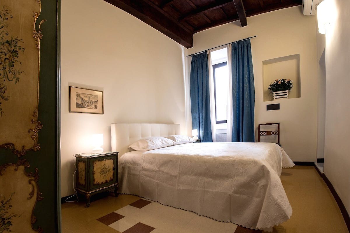Habitación doble económica | Caja de seguridad en la habitación, escritorio y insonorización