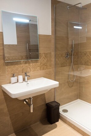 Royal Double Room | Bathroom | Shower, free toiletries, hair dryer, bathrobes - Campo Marzio (Rome)
