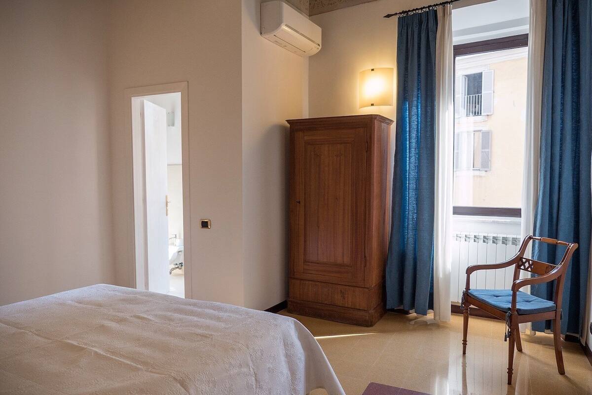 Deluxe Double Room | In-room safe, desk, soundproofing, iron/ironing board