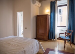 Quarto casal luxo | Cofres nos quartos, escrivaninha, quartos à prova de som