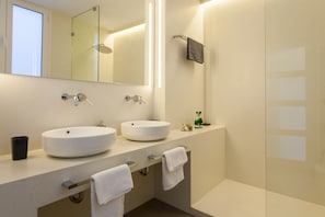 Apartment, 3 Schlafzimmer | Waschbecken im Bad