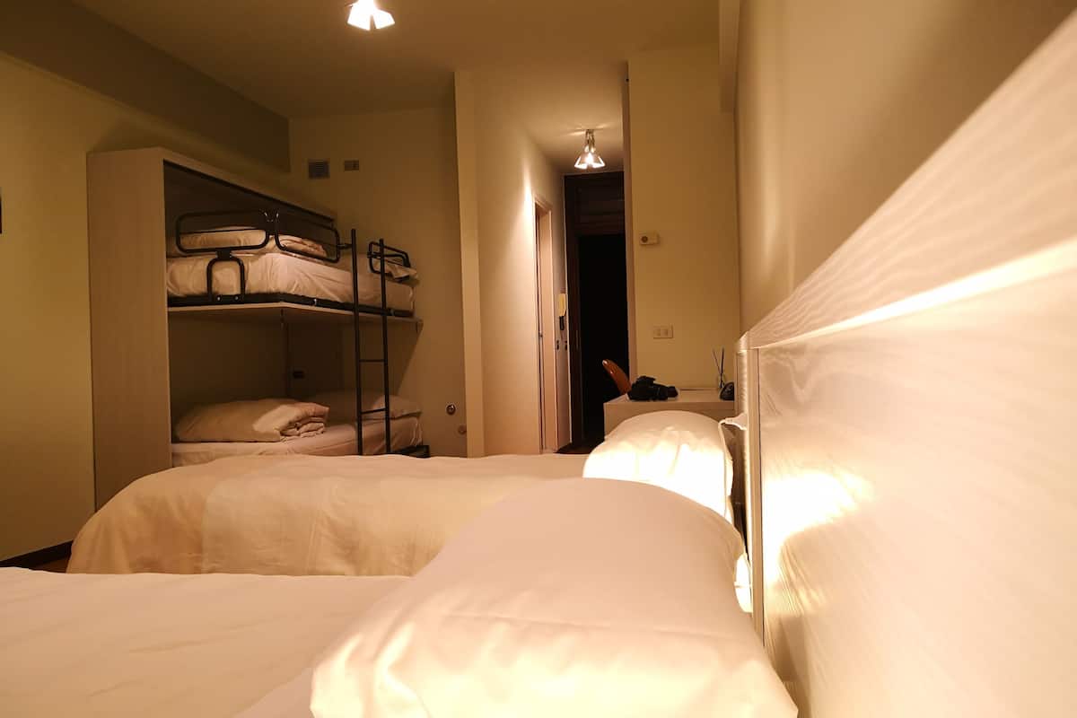 Quadrupla Comfort | Biancheria da letto ipoallergenica, una scrivania, lenzuola