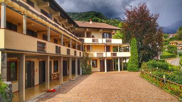 Vista frontal de la propiedad