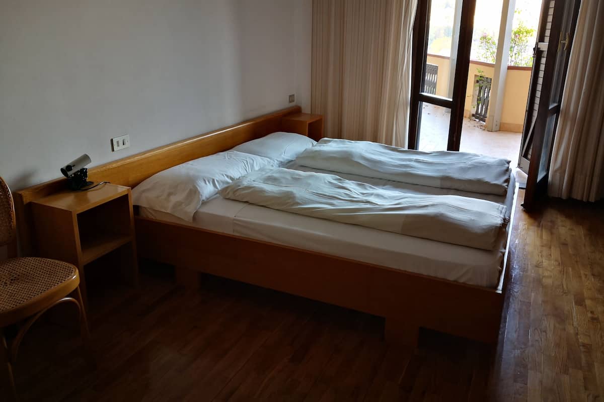 Camera Comfort con letto matrimoniale o 2 letti singoli | Biancheria da letto ipoallergenica, una scrivania, lenzuola